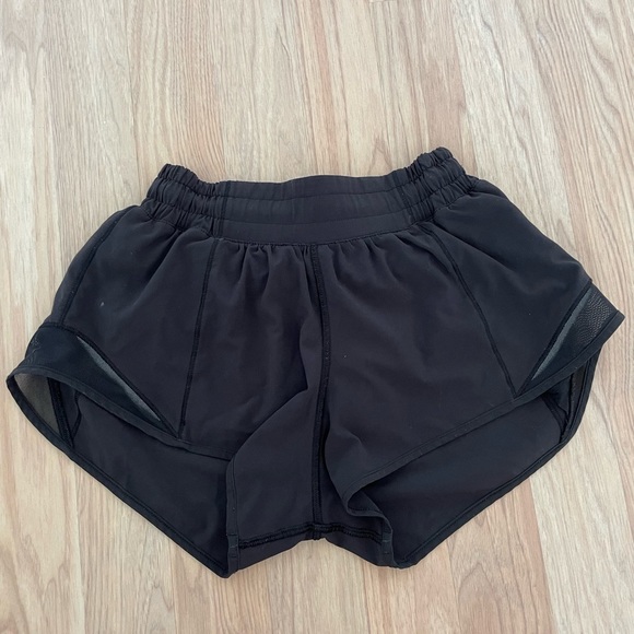Lululemon 2.5 hotty hot shorts - Picture 2 of 2